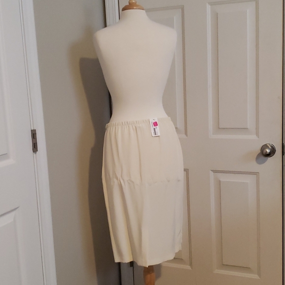 New Emmelle Egg Colored Evening Skirt Size Small - Picture 8 of 9